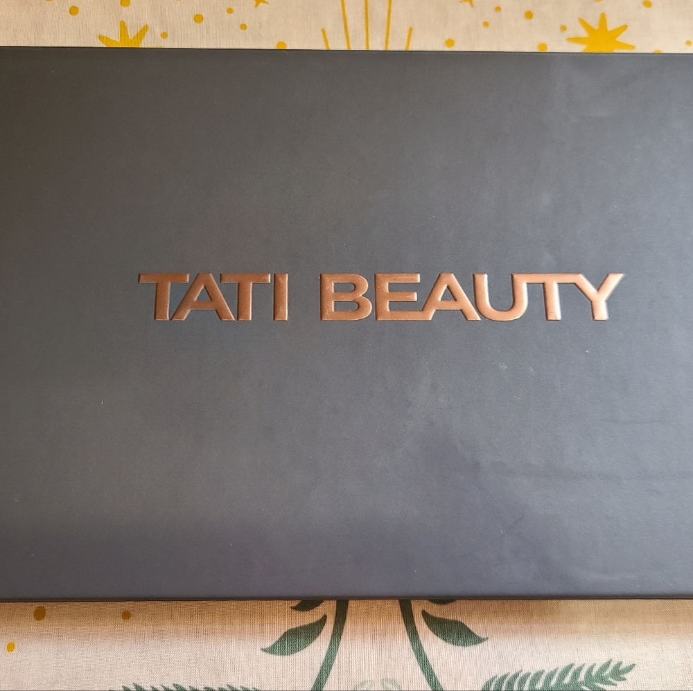 TATI BEAUTY Eyeshadow Palette - Rose Gold Logo